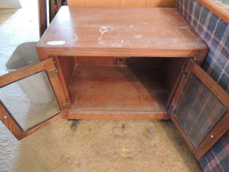 lot 776 image: End table with 2 doors