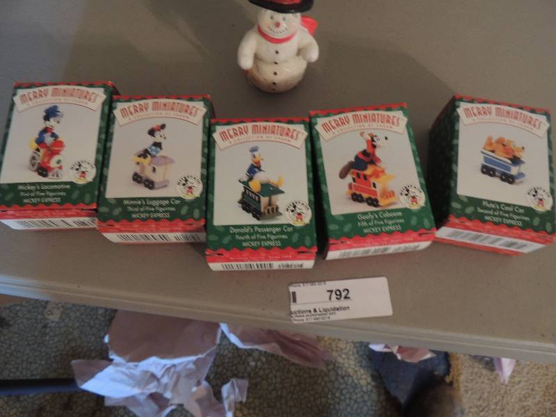 lot 792 image: Merry Miniatures, mickey mouse, Minnie mouse, Pluto, Goofy, Donald Duck, and snowmen