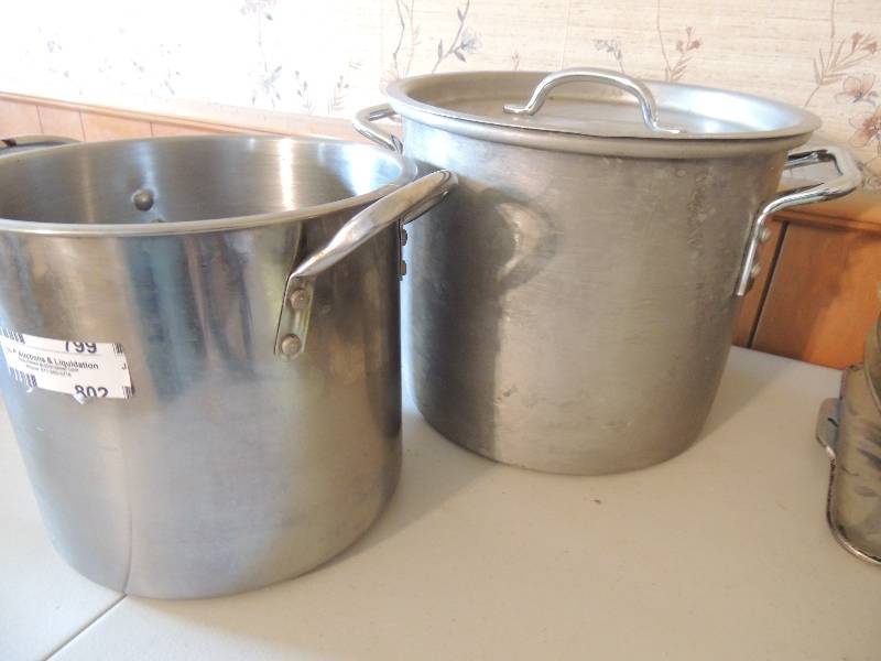 lot 802 image: Stock pots x 2 ( 5qt. And 8 qt)