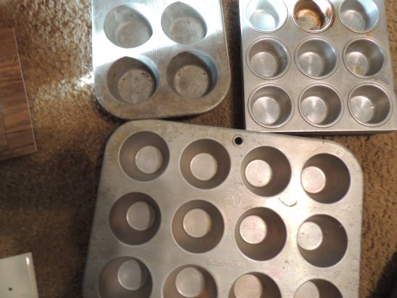 lot 805 image: Muffin mate muffin pans x 5