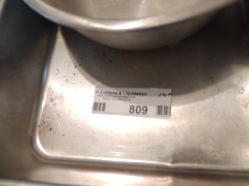 lot 809 image: Baking pan x 2, Pie pans x 2 and mixing bowl