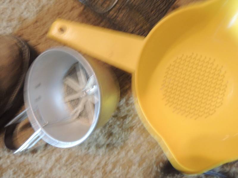 lot 812 image: Fryer x 2, sifter and drainer