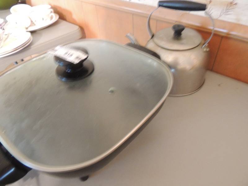 lot 815 image: Rival electric skillet and teapot