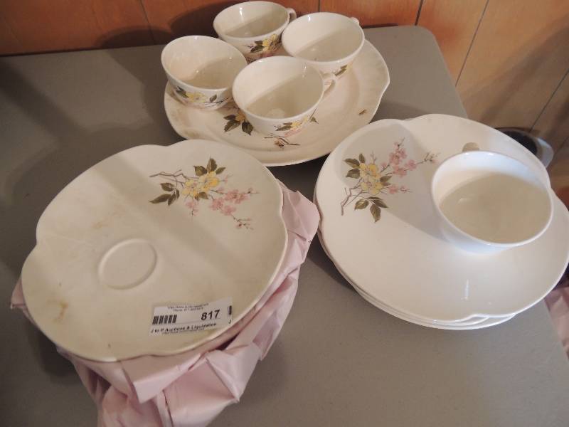 lot 817 image: Luncheon set- 6 plates, 5 cups, 1 serving tray