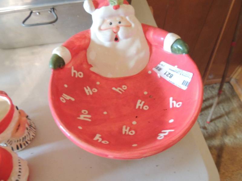 lot 821 image: Santa dish, 2 vintage Santa mugs, 1940 Vintage Santa