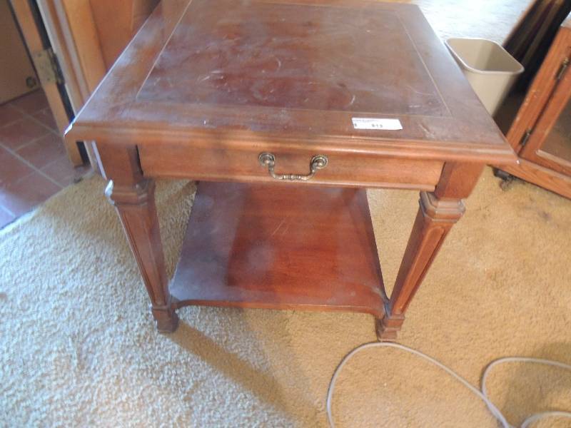 lot 813 image: 24 x 24 end table 1 drawer