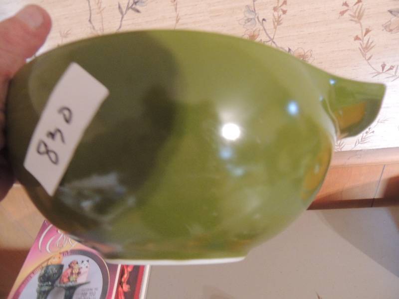 lot 830 image: Emerald green Pyrex mixing bowl