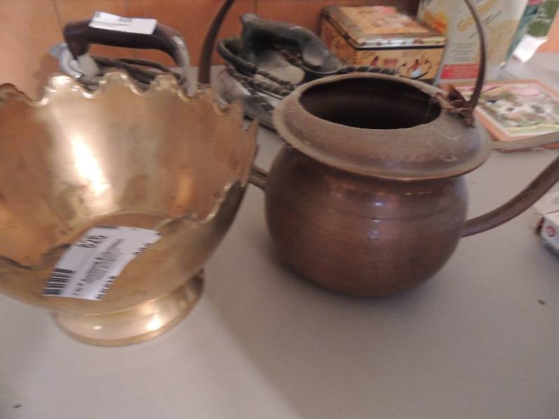 lot 826 image: Brass bowl and copper teapot