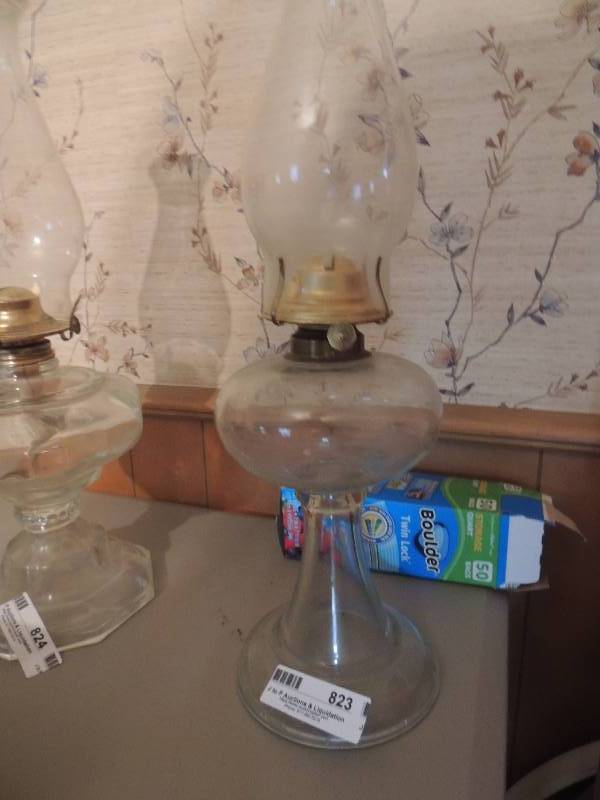 lot 823 image: Oil lamp
