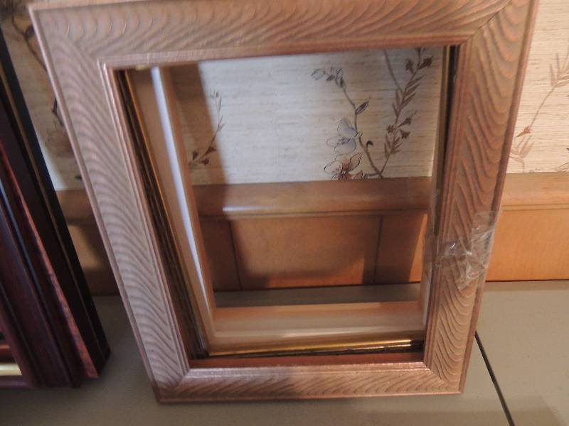 lot 956 image: 3 8x10 pic frame