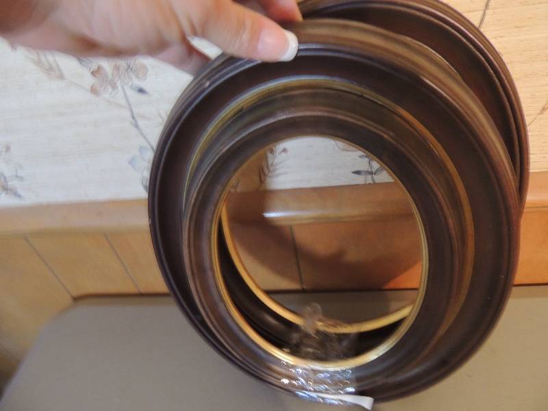 lot 591 image: 2 oval frames matching set 2 5x7