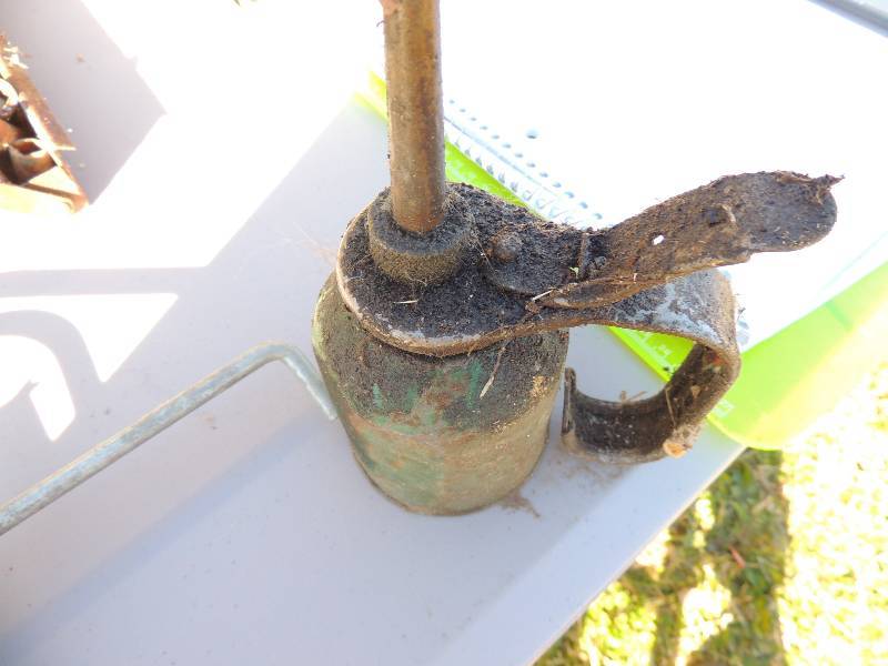 lot 454 image: Caulking gun, old oil gun x 2 scroll saw handles