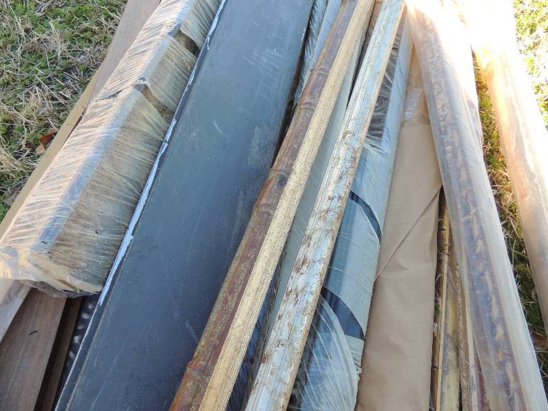 lot 475 image: Bundle of gold artistic trim