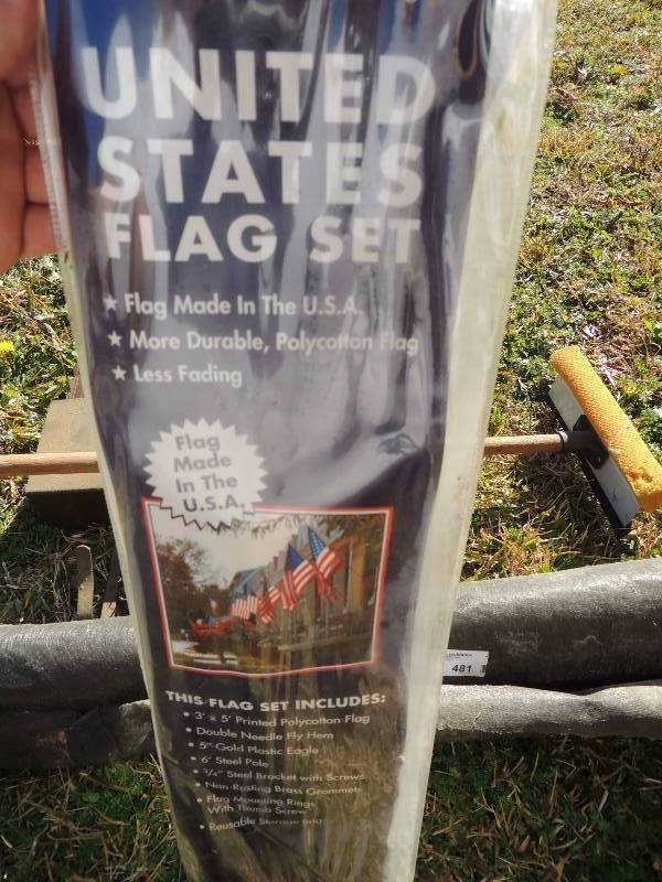 lot 482 image: USA flag set new in box