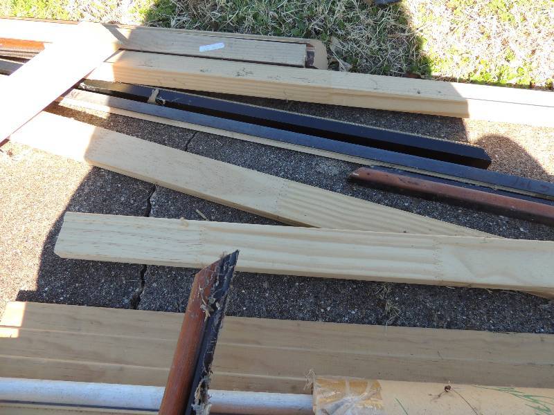 lot 492 image: FRAMING MATERIALS - Bundle of trim in tube