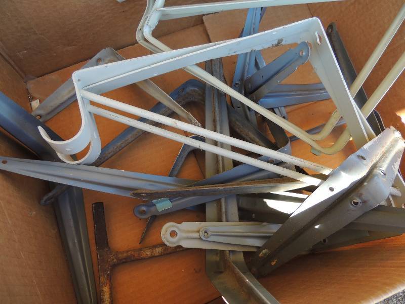lot 496 image: Shelving wall brackets