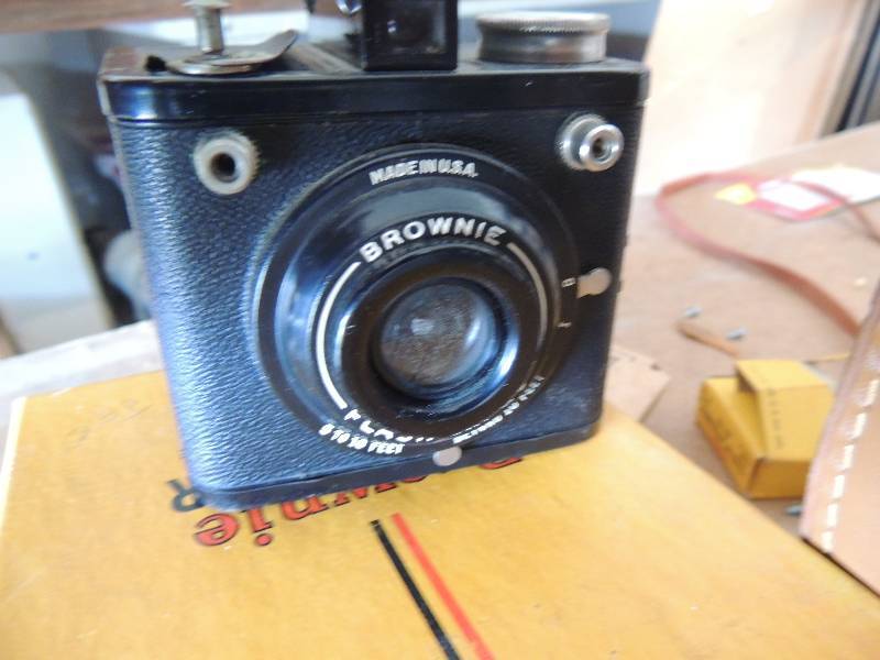 lot 550 image: Vintage Photography Case with BROWNIE CAMERAS, FLASH, OIL,