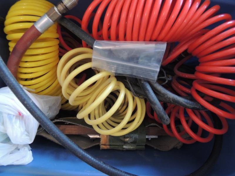 lot 1034 image: Blue tub air hoses