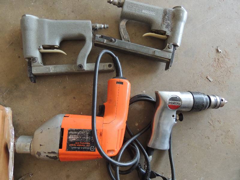 lot 1016 image: 2 electric drills  and 2 air staplers
