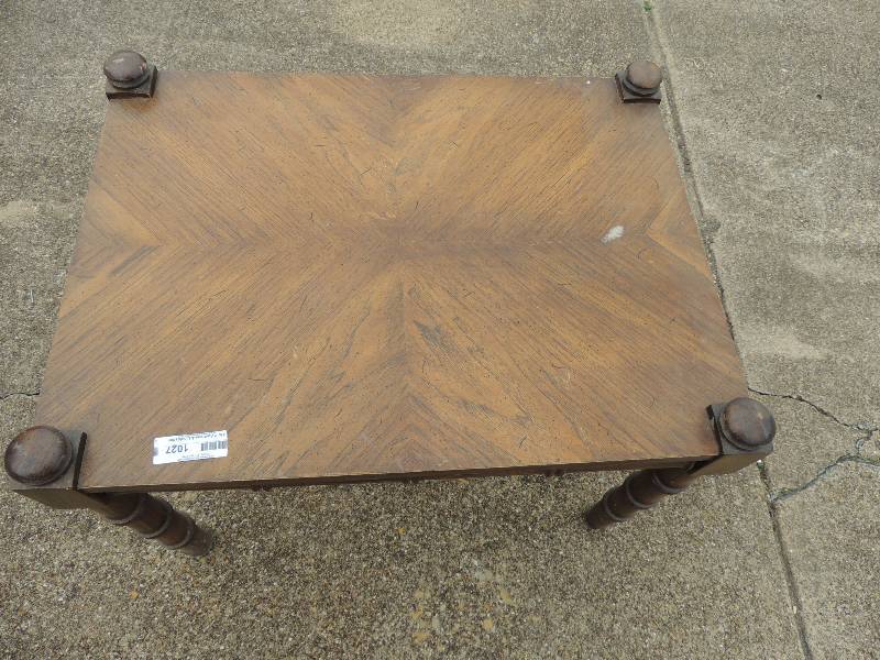 lot 1027 image: Small brown coffee or side table