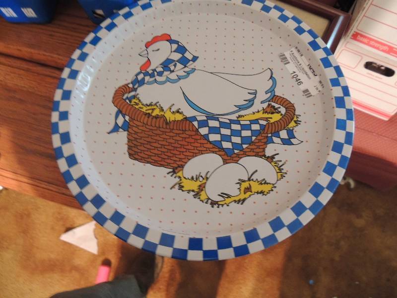lot 1046 image: 2 tins and 12 PLATE with chicken and eggs