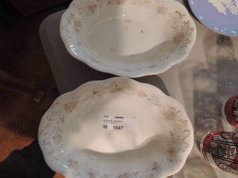 lot 1047 image: 2 decorative gravy boats made in England