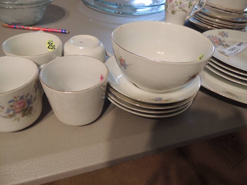 lot 1061 image: 4 teacups, 1 bowl, 4 saucers 4 small plates, 1 big plate - all match