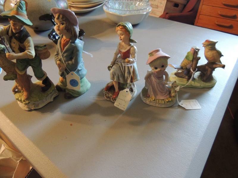lot 1062 image: 5 figurines- #176 Fisherman and lady, #174 woman, #171 Birds, #173 Cat old lady