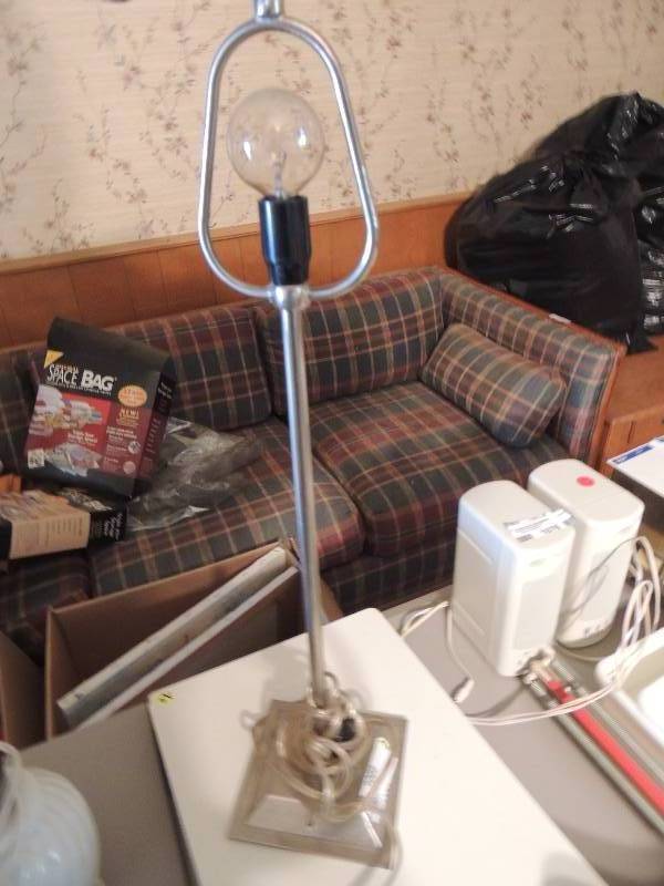 lot 1068 image: 2 ft metal table lamp no shade