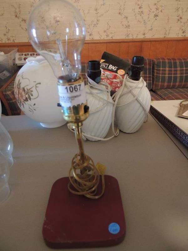 lot 1067 image: Table top lamp no shade