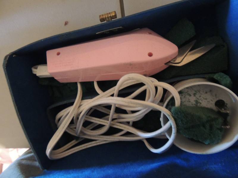 lot 1072 image: Vintage electric scissors