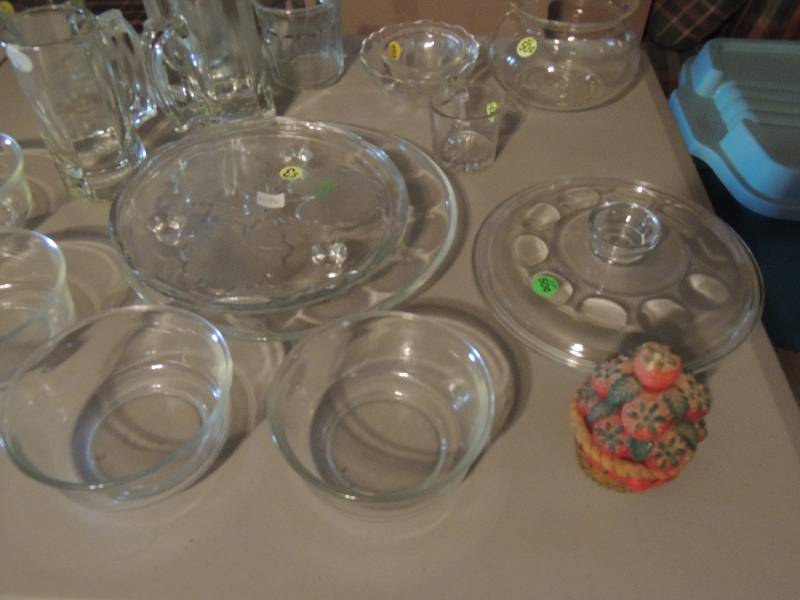 lot 1082 image: Glass - x4 mugs, 4 bowls, cake stand and cover