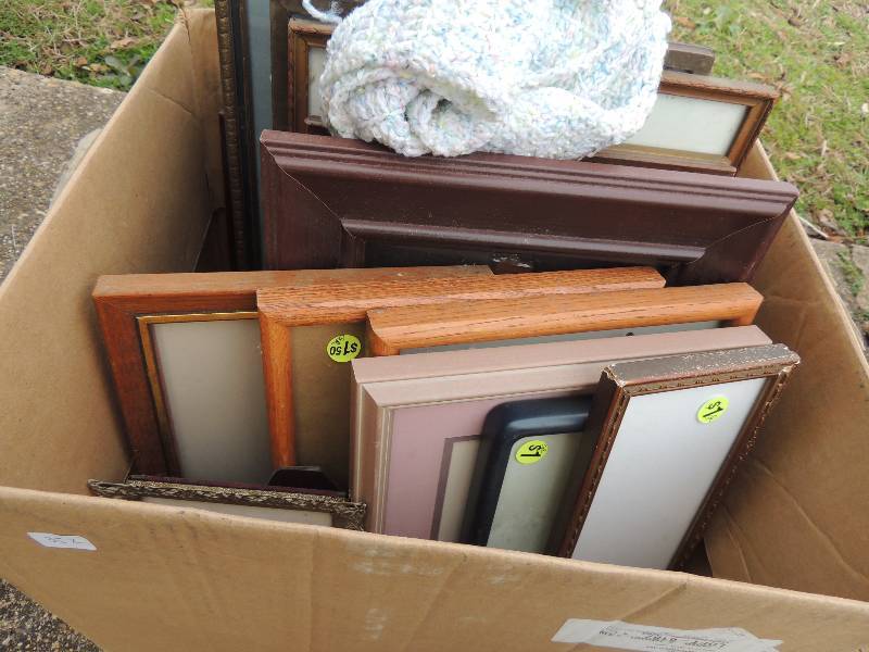 lot 352 image: Box of assorted frames