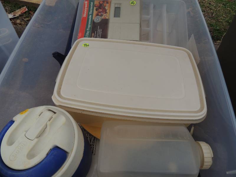 lot 360 image: Bin of Tupperware