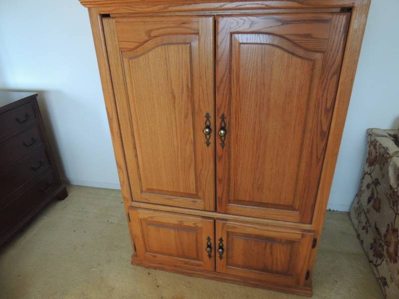 lot 401 image: Entertainment cabinet honey oak 39 x 53