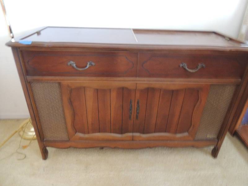 lot 403 image: Stereo cabinet, Magnavox imperial microsmatic. Radio works. Turntable needs needle. Good sound