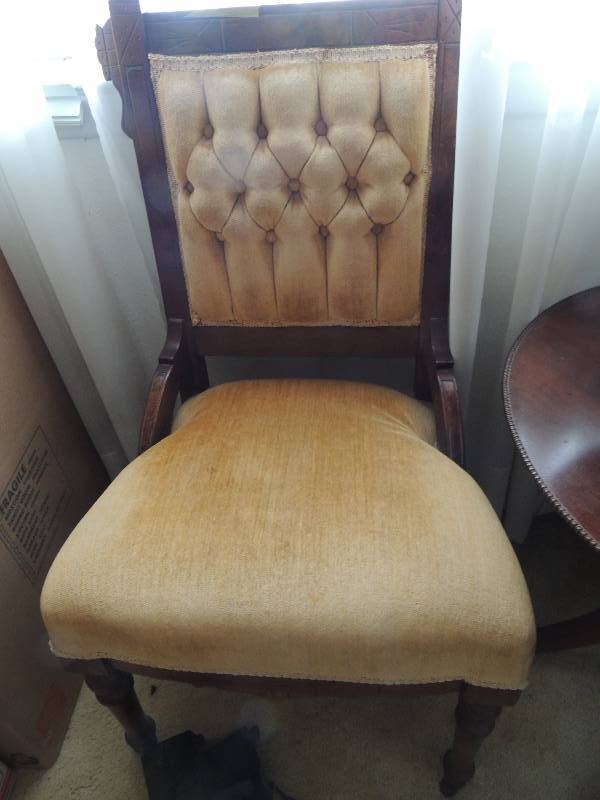 lot 414 image: Vintage gold velvet chair tufted back and seat