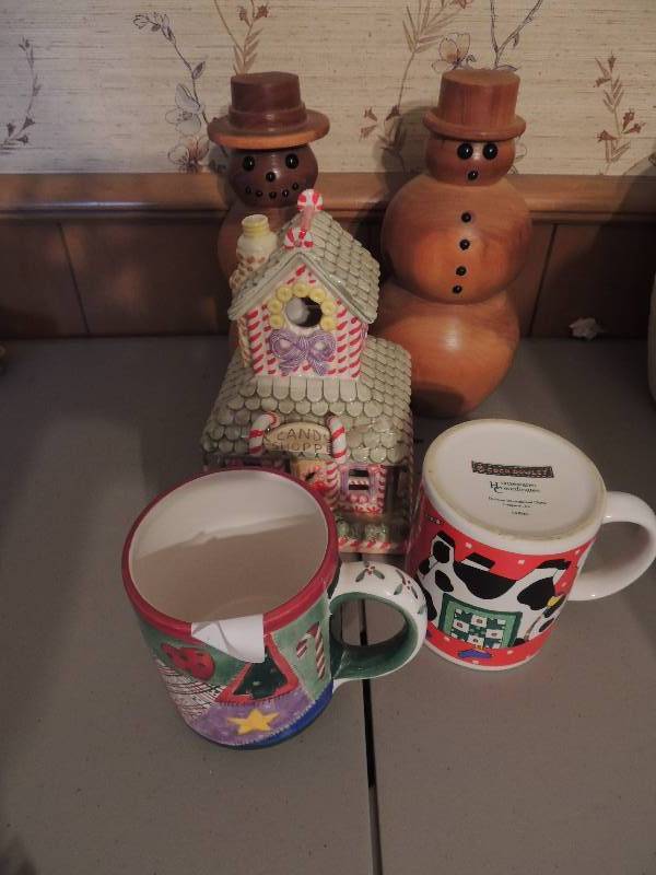 lot 849 image: 2 wooden snowmen, 2 coffee mugs, candy shop candle