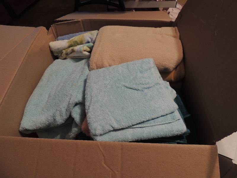 lot 854 image: Box of assorted towels