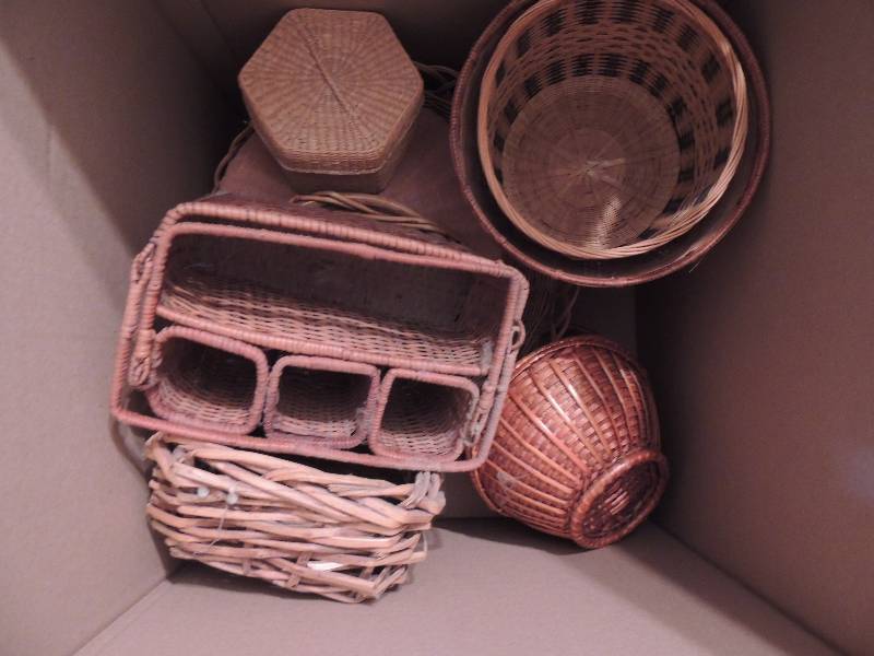 lot 867 image: Box of wicker baskets
