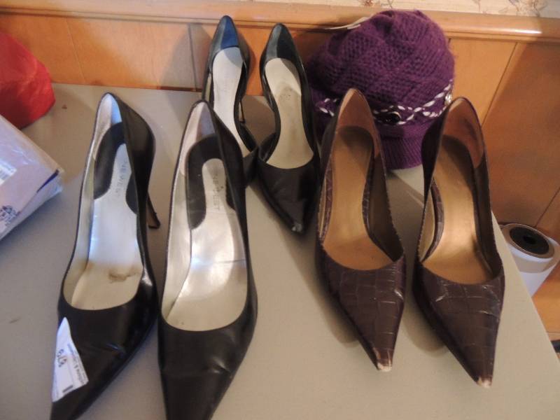 lot 879 image: 3 pairs of size 9 Nine-West high heels and purple hats and scarves with tags