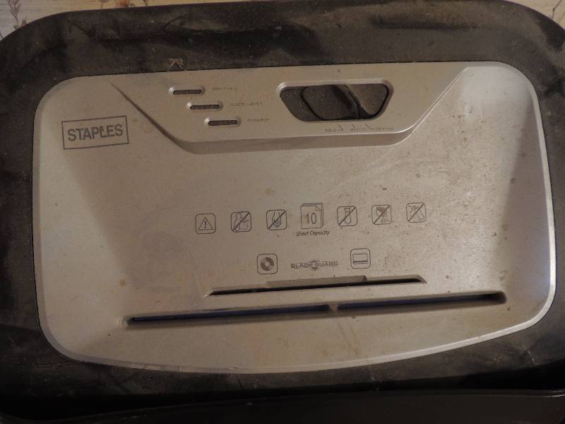 lot 880 image: Staples 10 page composite paper shredder with blade guard