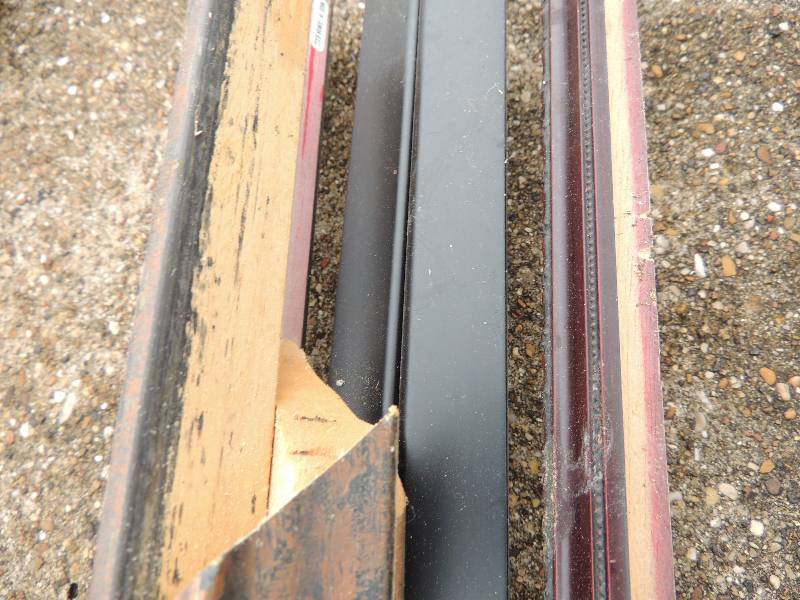 lot 931 image: bundle of black trim