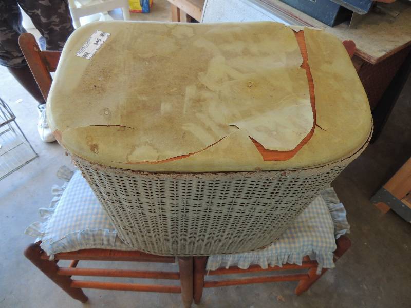 lot 545 image: Vintage clothes hamper
