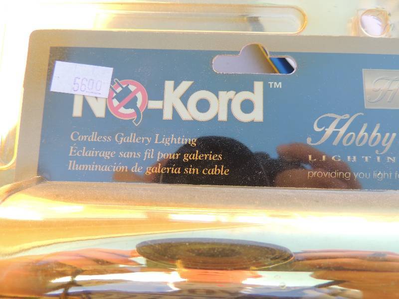lot 560 image: Hobby Hill lighting company- NIB cordless gallery lighting