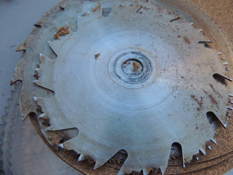 lot 980 image: Various saw blades  and sand paper