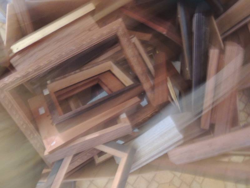 lot 1083 image: Box of assorted frames