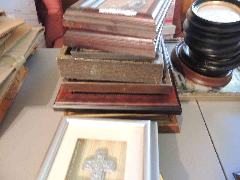 lot 1085 image: 8 ct. 5 x 7 pictures, bright star cross in frame
