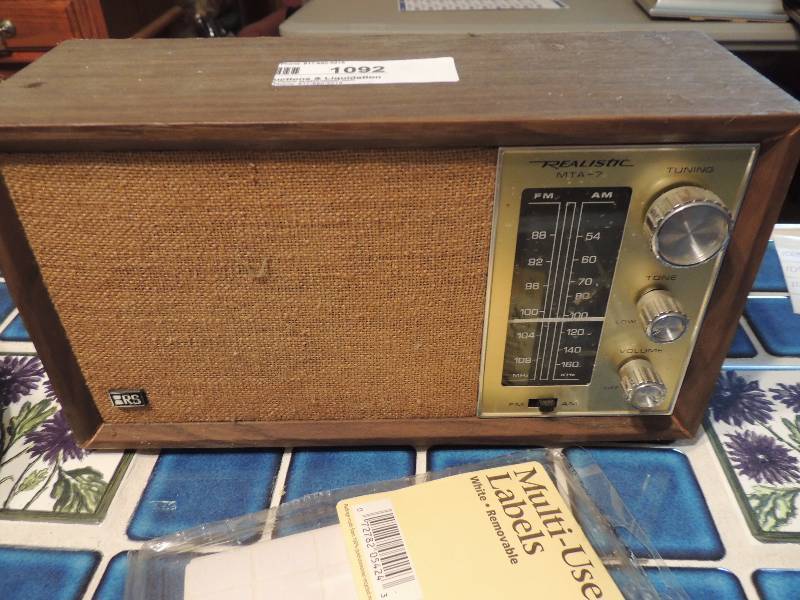 lot 1092 image: Vintage Realistic MTA7 amFM radio