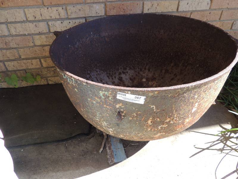 lot 367 image: Cast iron cauldron 16 x 25